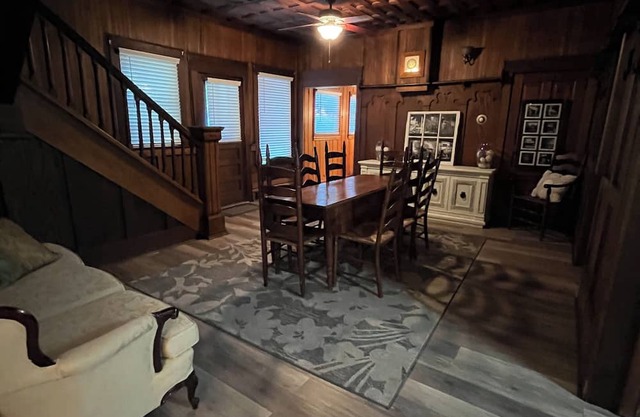 Private room 3 beds shared bath next to Creeper Trail and AT
