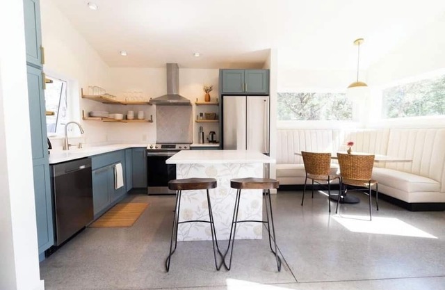 Stylish Mountain Retreat ~ lower suite