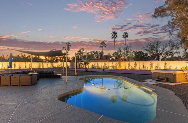 New-luxurious home, sports court, pool