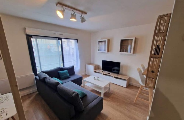 Modern apartment - free, private and secure parking