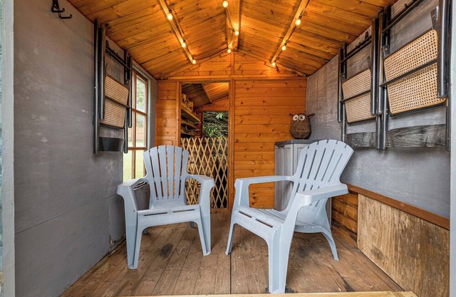 Spacious garden apartment, sleeps 3 w/ parking