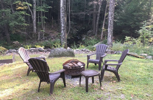 Lake area: Romantic cabin for 2 beside a babbling brook