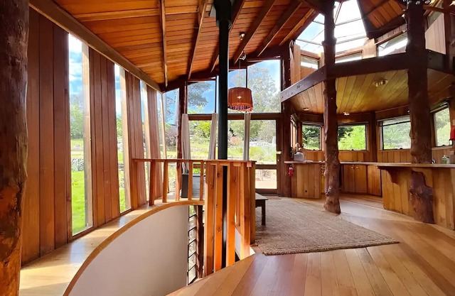 ✰Unique Wilderness Retreat 10 mins to CBD ✰ Bath, Heated Floors, Smart TV✰