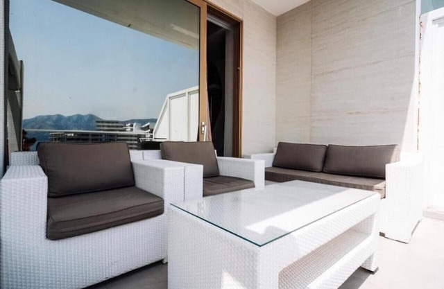 Penthouse with a swimming pool and panoramic sea views!