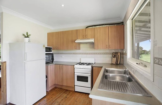 Private Retreat. Set on 1 acre. 5 min walk to the beach. Pet friendly!