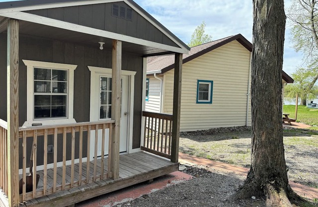 Lake Front Cottage with a beautiful park like setting!