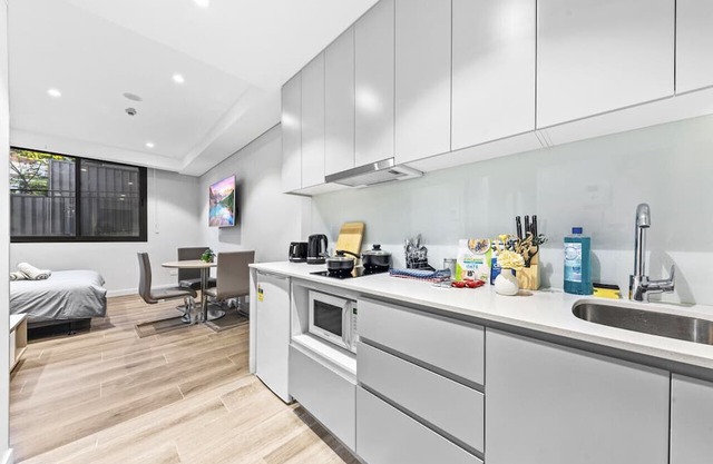 comfy studio near Roseville station
