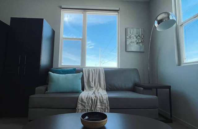 Sleepover: Extraordinary 1BD/1BA + Gym - Downtown Omaha