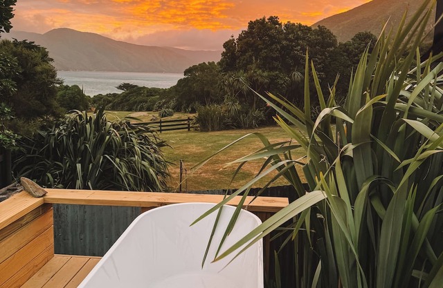 ISLAND BARN-Wild & Remote living in the outer reaches of Queen Charlotte Sounds