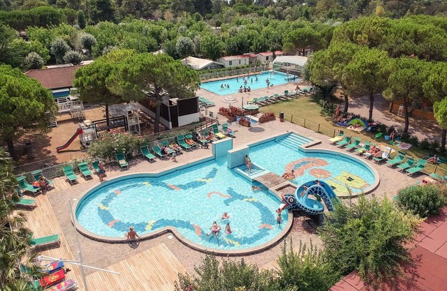 Bungalow with a large swimming area