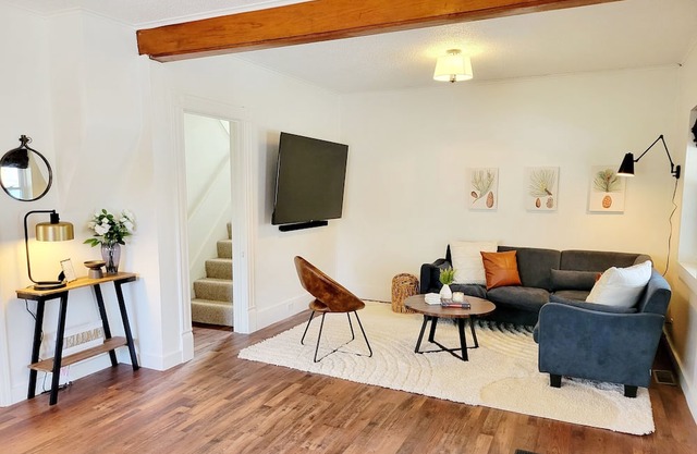 4 bedroom pet-friendly Home- 10 minutes from Ski slopes