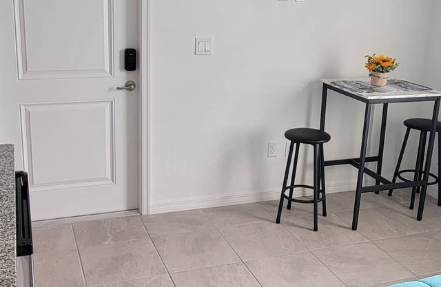 Comfy apartment with individual entrance. Perfect to rest.