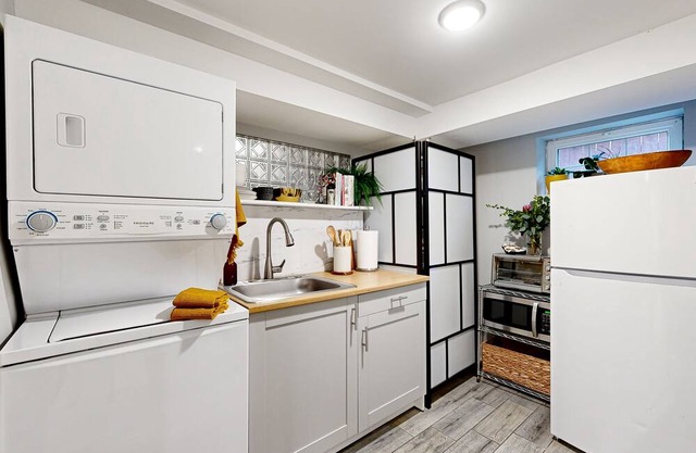 Home near downtown College Park with patio, streaming, kitchenette, W/D, & AC