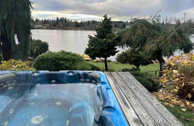 Lakeside Living - Hot Tub, dock, and kayaks!