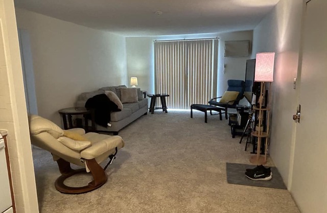 Single bedroom with queen bed