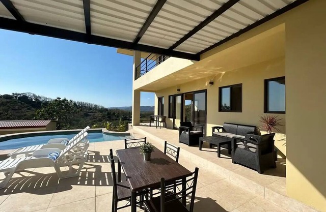 3Bdrm House w/Incredible Oceanview & Guesthouse