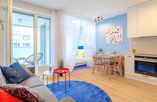 Colorful Apartment Balcony Free Parking