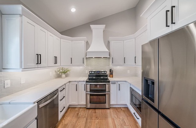 Alta Lane: 4 min to LU!, Hot Tub + Mountain Views