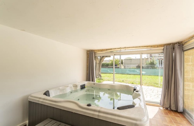 Holiday Home 'Villa Jasmin' with Private Terrace, Balcony and Wi-Fi