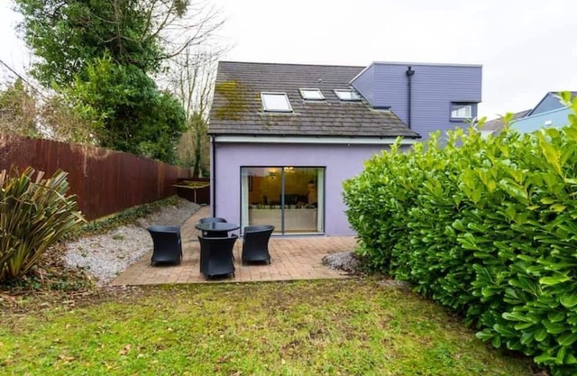 Large quiet town centre property