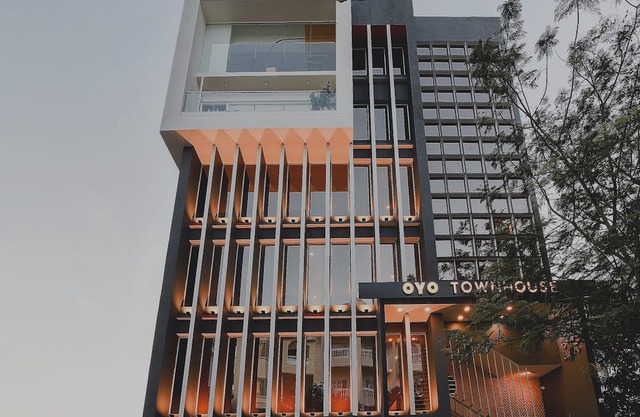 Super OYO Townhouse 258 Spruce Hotel