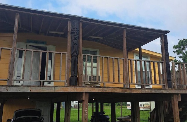 BUNGALOW is right off the main highway TEXAS STATE HWY 87. Easy to get there!
