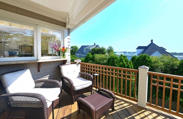 7 Bedroom, oversized lot, back decks, walk to beach, water views, 2 living units