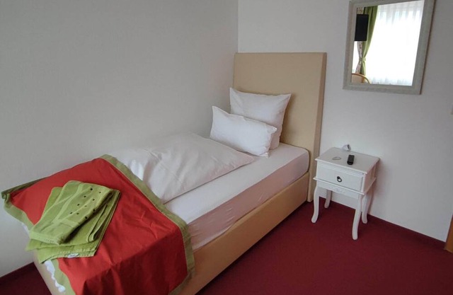 Comfortable single room with shared bathroom and kitchen