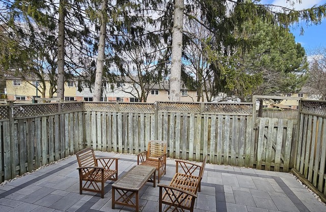 Modern 3 bedroom Townhouse minutes from the Lake in Port Credit!