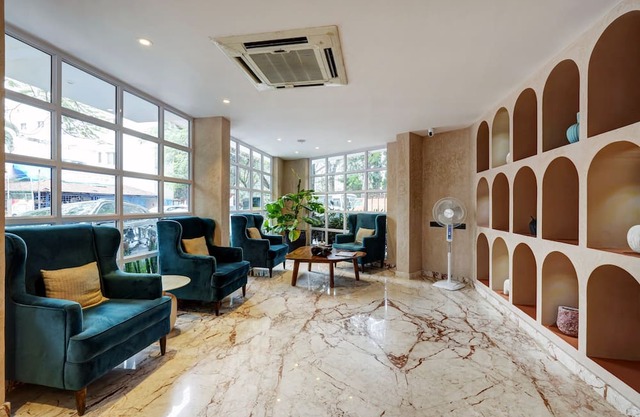 Super OYO Townhouse OAK Red Velvet