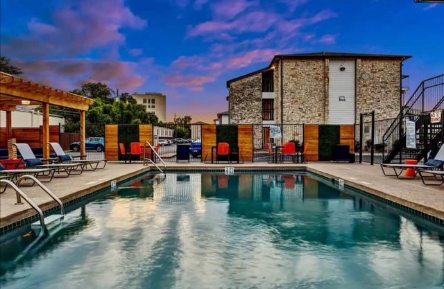 Luxe 1B1B 10 mins away from DT