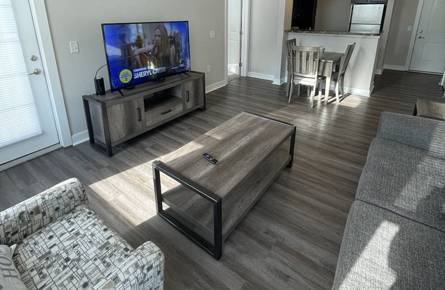 Carmel BEAUTY! Hardwood Floors. Full kitchen. Washer/Dryer.