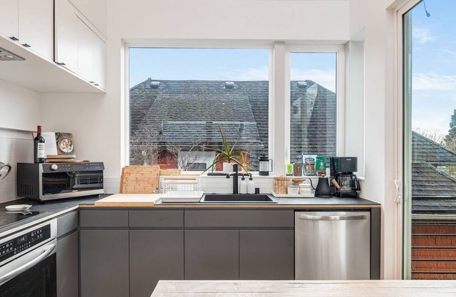Central District Modern Townhome w/Downtown views