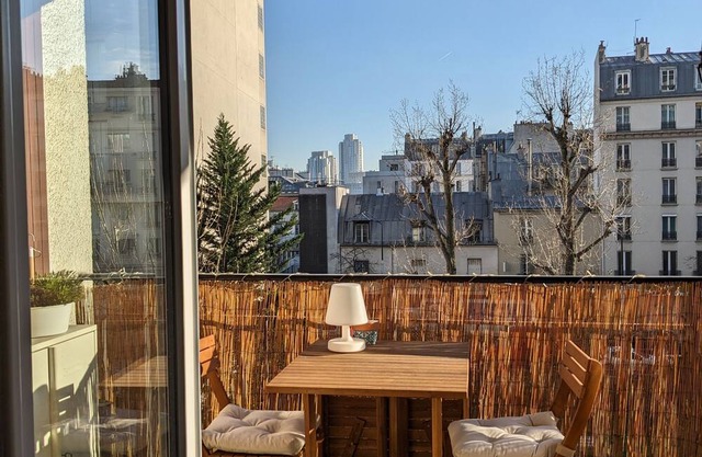 Charming Apartment With Balcony Near the Olympic Village and Montmartre