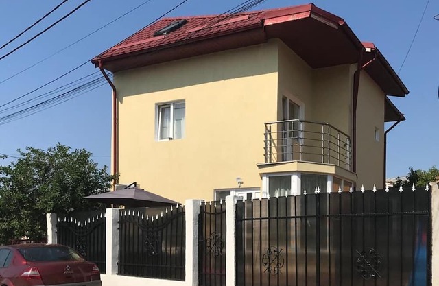 Beautiful 2 Bed Yellow House in Bucharest