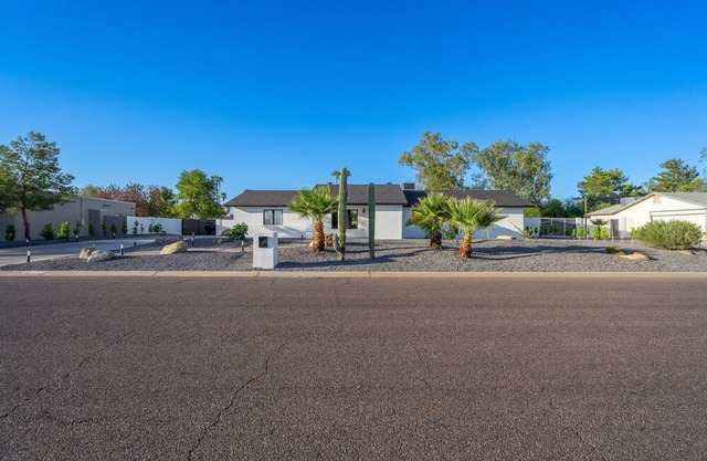 Private, sleeps 12, outdoor fun, heated pool & spa, Close to shopping and dining
