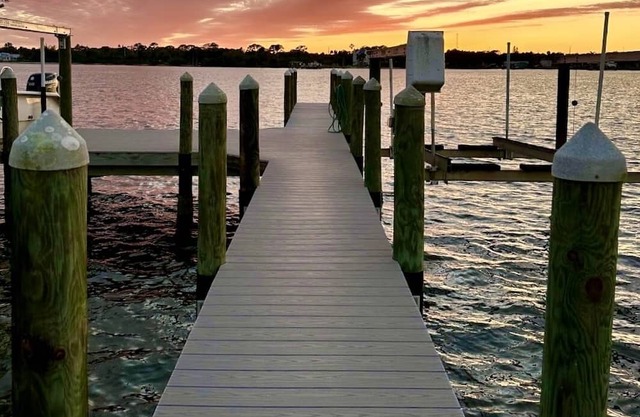 4/3 Waterfront on Private Island. Watch dolphins & breathtaking sunsets!