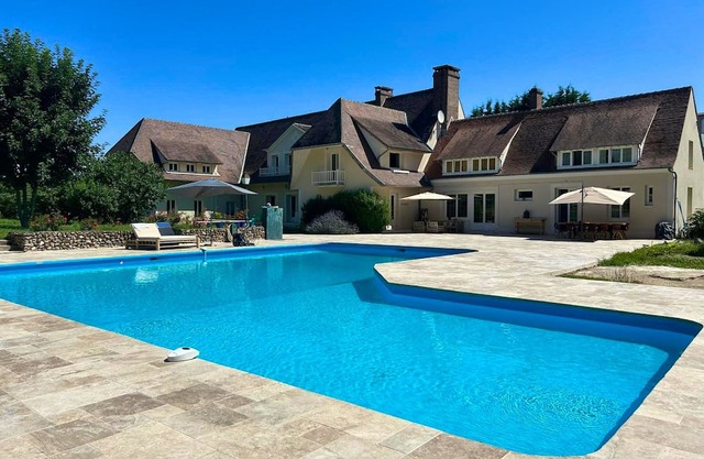 Homerez - Villa for 16 ppl. with swimming-pool and garden at Châtillon-Coligny