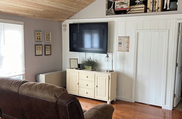 1 BR Cabin with Dock and Shared Beach