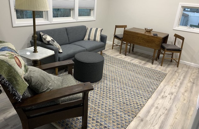 Carriage House Apartment including Garage- 5 min transport to NYC 30 day minimum