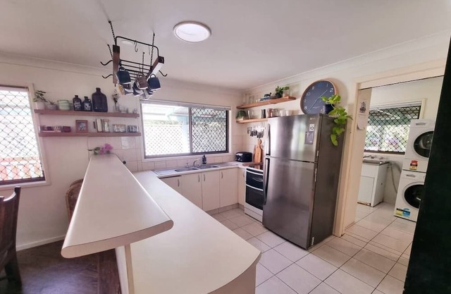 3BR Cottage, King Bed, Close Walk to River & Town