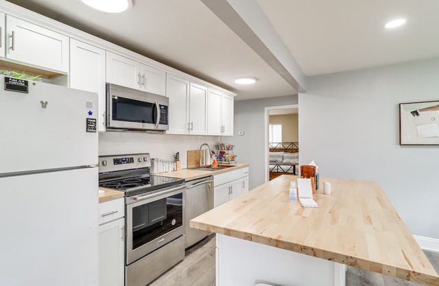 Farmington Hills Vacation Rental, 20 Mi to Detroit