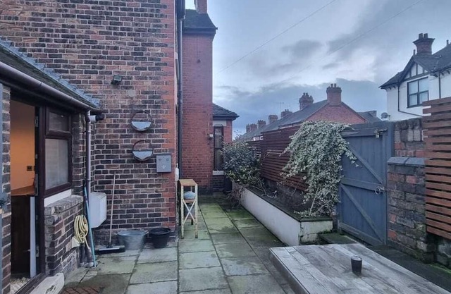 Spacious Home - King Size Bed - Pets - In Oak Hill / Trent Vale