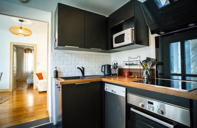 Functional townhouse parking terrace and Emma Queen bed close to trains + centre