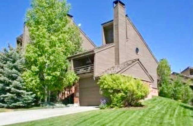 SPACIOUS FAMILY AND PET FRIENDLY CONDO NEAR EVERYTHING IN PARK CITY