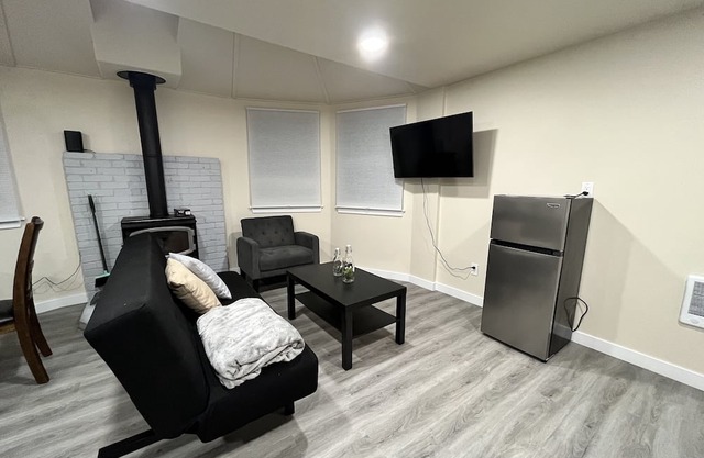 Charming 2 bedroom, 2 Bathroom Home in Convenient, Prime, and Central Location