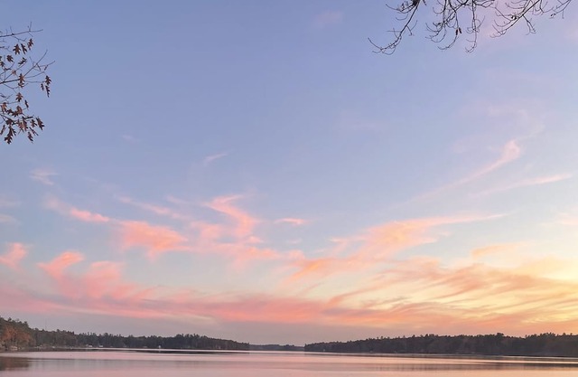 New for 2024! Pet-friendly cottage on the edge of Highland Lake in Windham!
