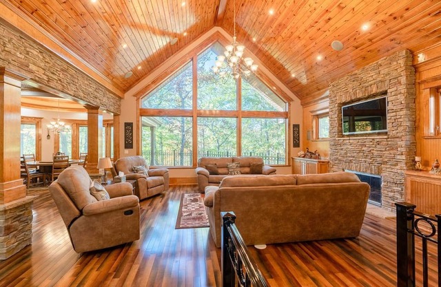 Exquisite Lakefront Home | 5 Bed + 4.5 Bath | Sleeps 14