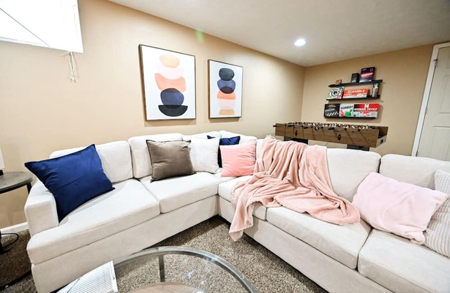 Central Location - Great for Groups - Sleeps 16