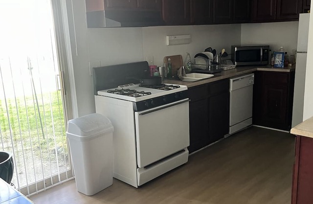 Townhouse getaway right by the airport and many other attractions!